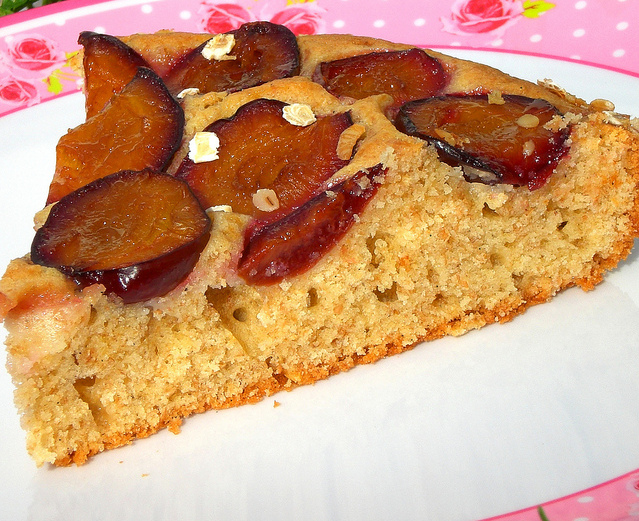 La torta di prugne fresche e yogurt per la colazione