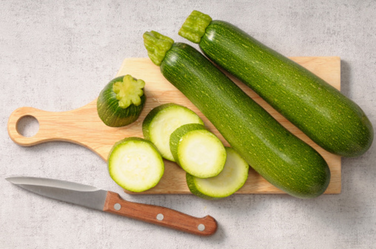 Come fare le zucchine sott’olio alla menta da mettere in dispensa