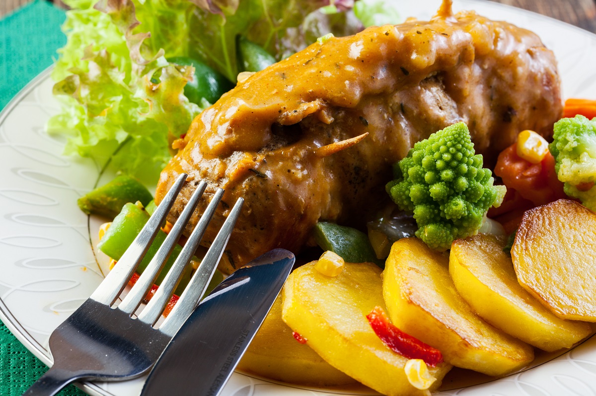 L’arrosto di seitan ripieno con patate al forno