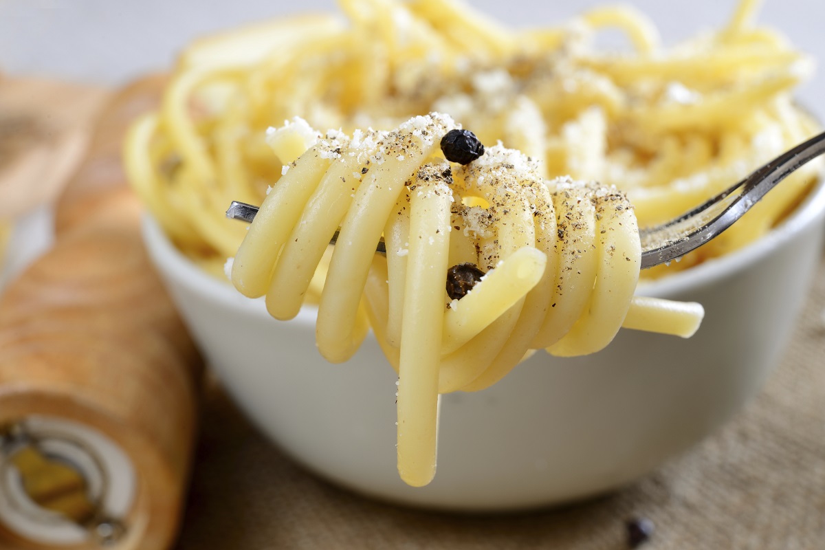 I rigatoni cacio e pepe con la ricetta di Alessandro Borghese