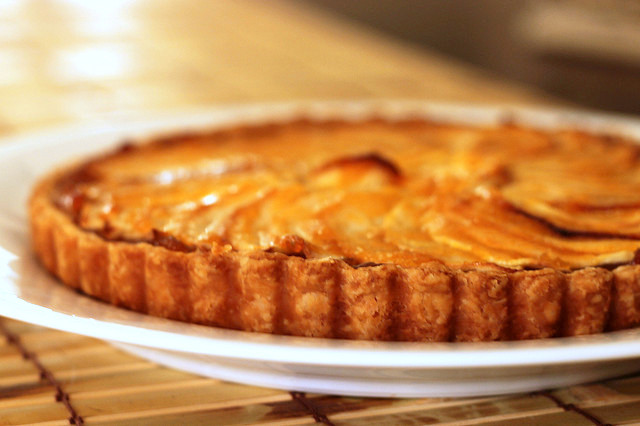 La crostata di marmellata di fichi e mele perfetta per la colazione