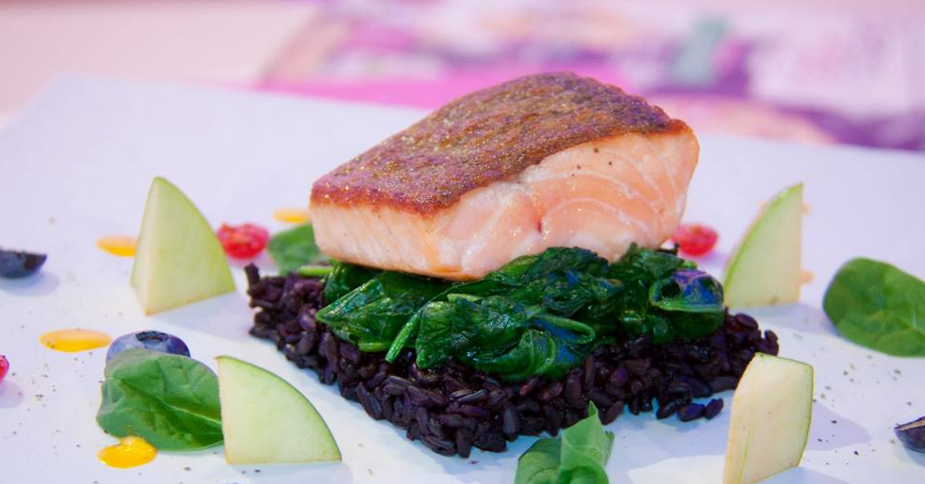 Filetto di salmone con riso venere e spinaci: la ricetta light