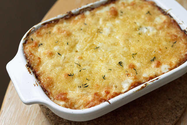 La pasta ai funghi e pancetta al forno per il pranzo della domenica