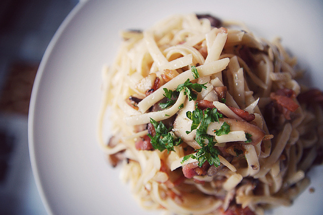 La pasta alla boscaiola con panna per un primo appagante