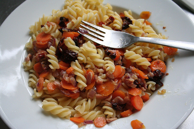 La pasta con carote e speck con la ricetta veloce