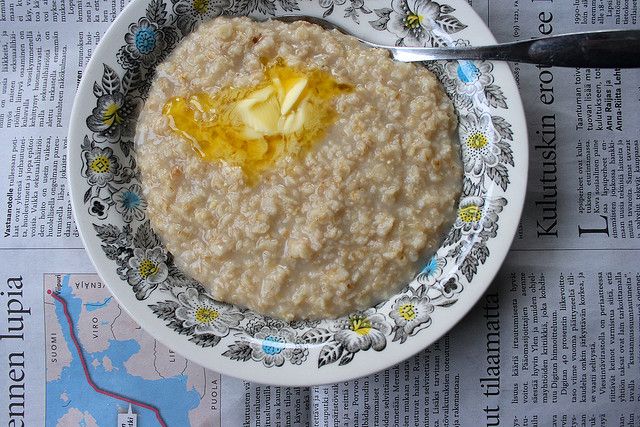 Il porridge con latte di mandorla per una colazione sana