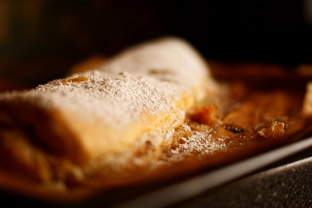 Lo strudel con uva e fichi ideale per il dessert di fine pasto