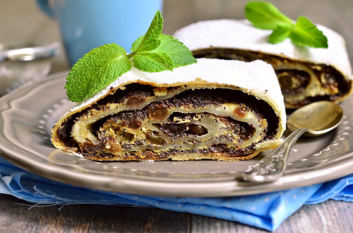 Lo strudel di pere e cioccolato con la ricetta di Cotto e mangiato