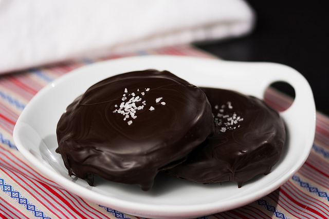 Ecco i biscotti decorati con glassa al cioccolato