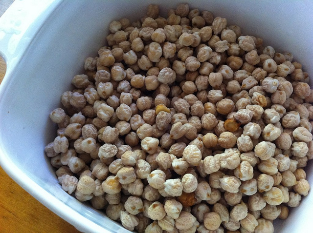 La zuppa di ceci e farro con la ricetta gustosa