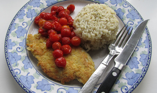 Le cotolette di pollo al forno con pomodoro con la ricetta semplice