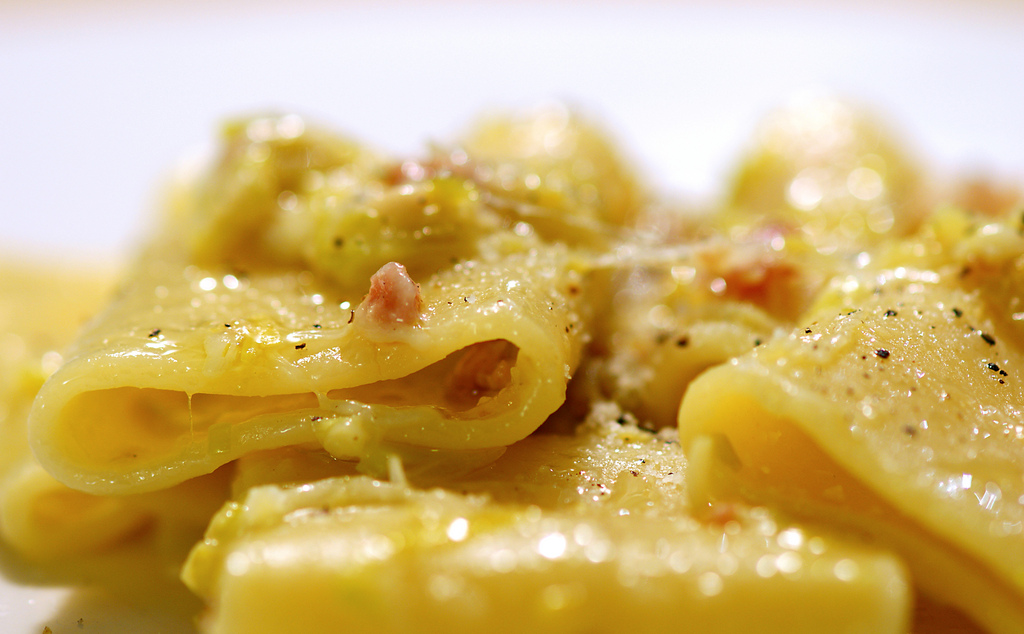 La pasta con porro e pancetta per un primo gustoso