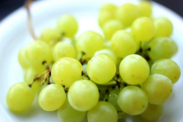 Salsicce con uva bianca: il secondo piatto gustoso di Anna Moroni