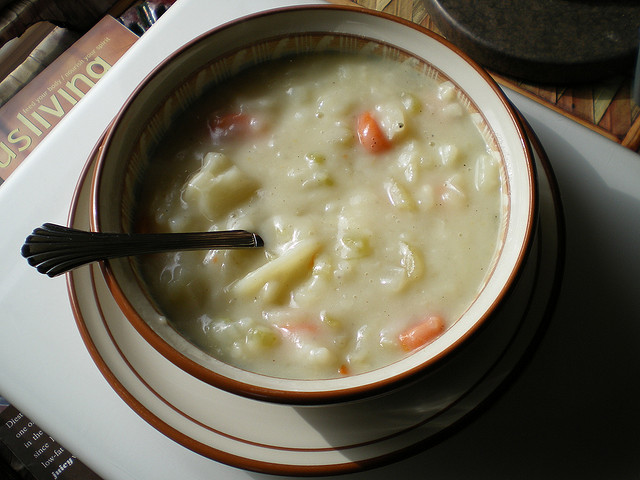 La zuppa alle cipolle rosse e patate per la cena autunnale