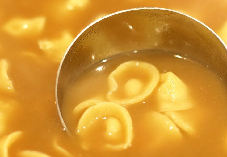 Il brodo per cappelletti: ecco la ricetta per prepararlo in casa