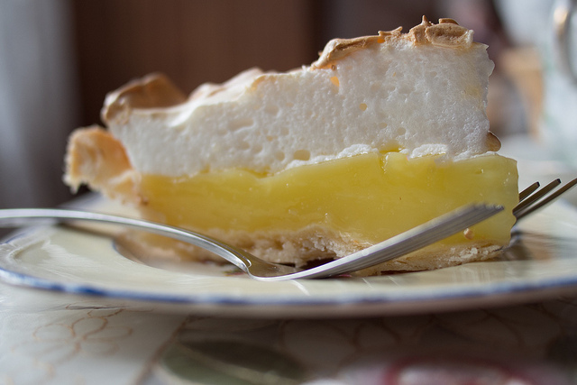 La crostata agli agrumi meringata per il dessert di fine pasto