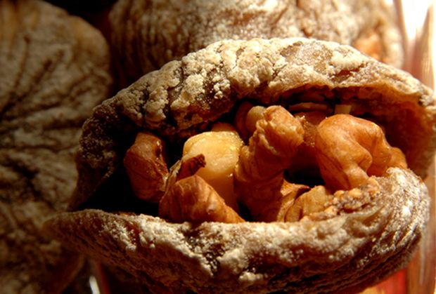 I fichi secchi con noci al forno perfetti per il dopo cena