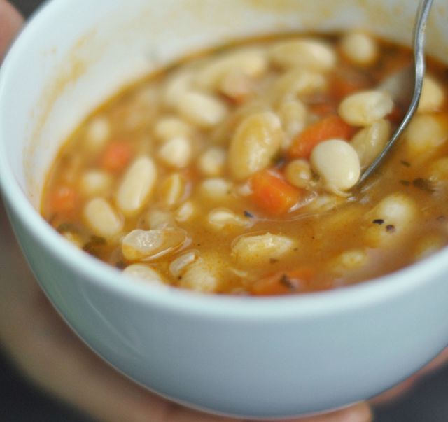 La minestra di fagioli e patate con la pentola a pressione