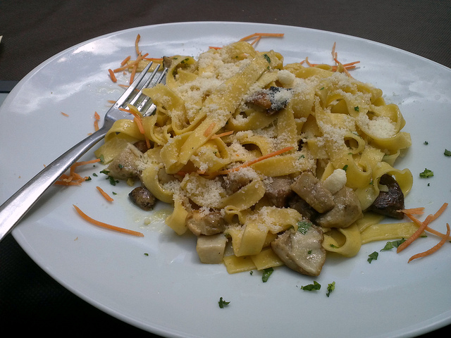 La pasta con radicchio e funghi porcini con la ricetta facile