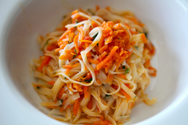 Ecco la pasta con sedano carote e cipolle con la ricetta facile