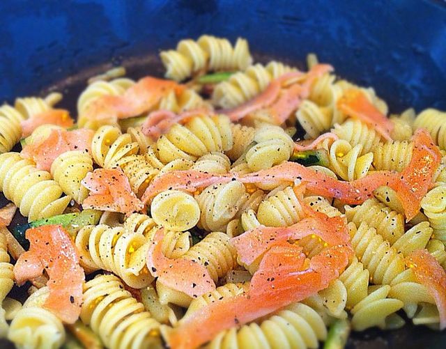 La pasta con sedano e salmone per un primo gustoso