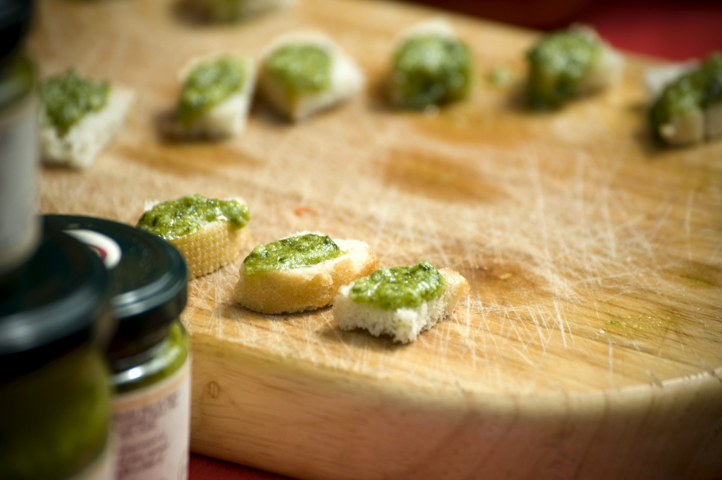 Il pesto di basilico e noci per la pasta o i crostini