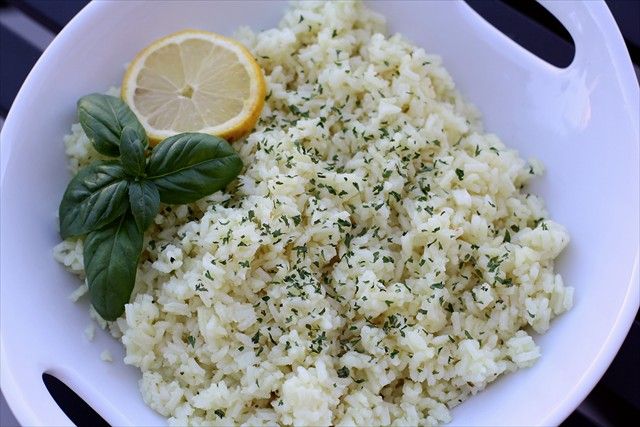 Il risotto al limone e basilico per una cena leggera