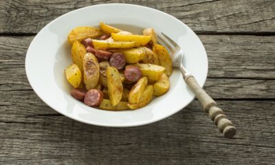 salsiccia al forno con patate e cipolle