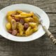 salsiccia al forno con patate e cipolle