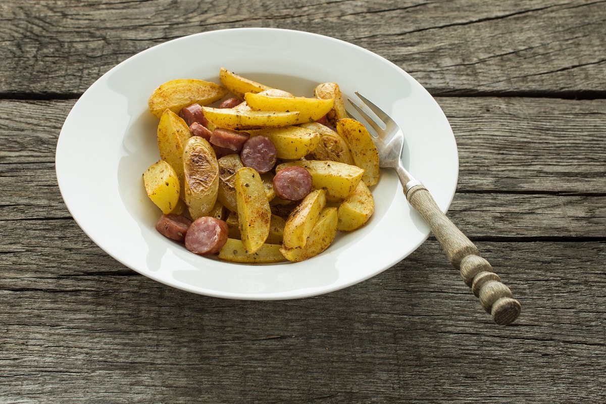 Come fare la salsiccia al forno con patate e cipolle