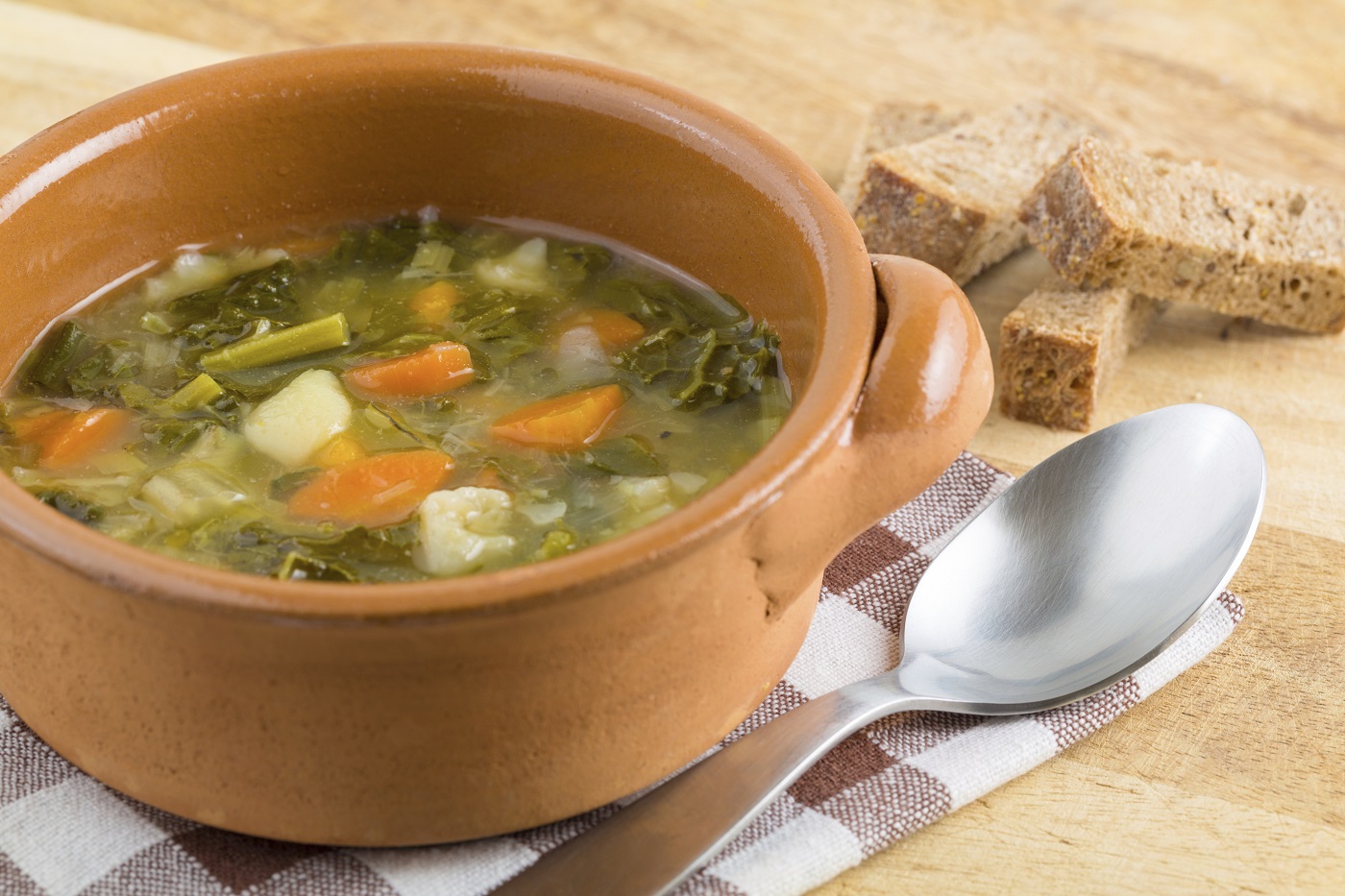 La zuppa di verdure senza patate e legumi per chi è a dieta