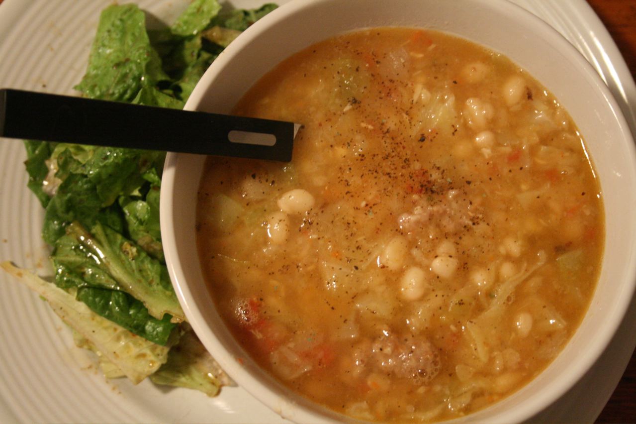 La zuppa di verza e fagioli per riscaldarsi nelle serate fredde
