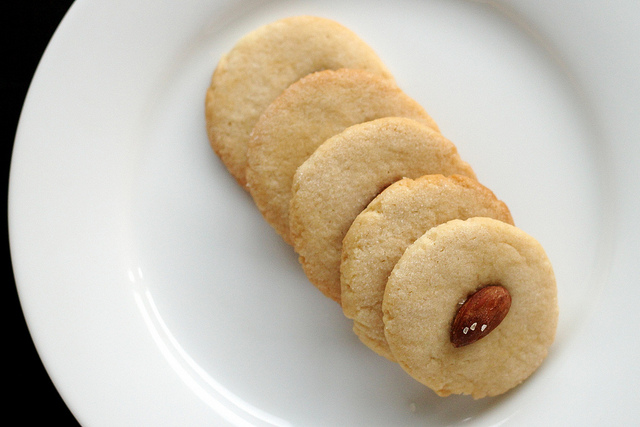 I biscotti al miele e mandorle con la ricetta facile