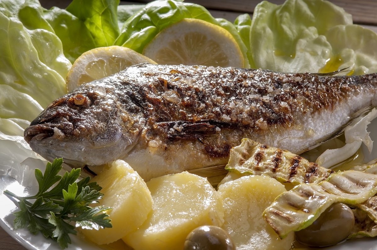 Come fare il filetto di branzino al forno con patate