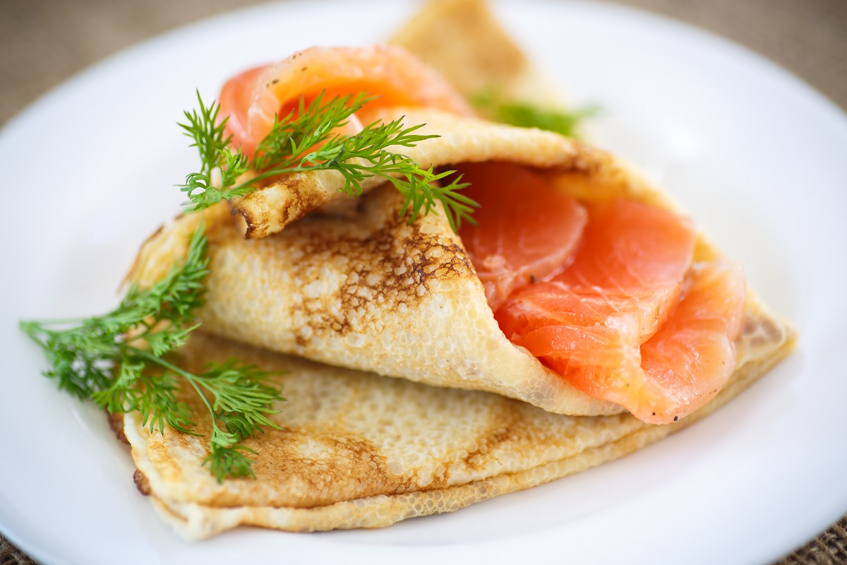 La ricetta delle crepes con salmone e zucchine