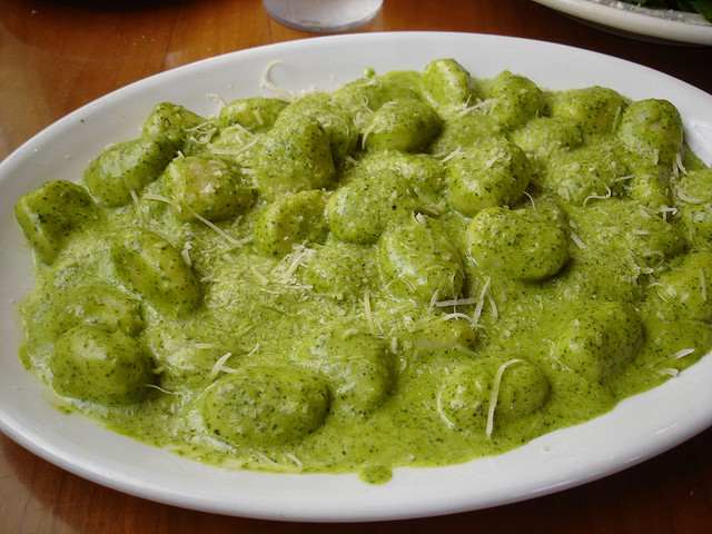 Gli gnocchi al forno con pesto e besciamella per un primo irresistibile