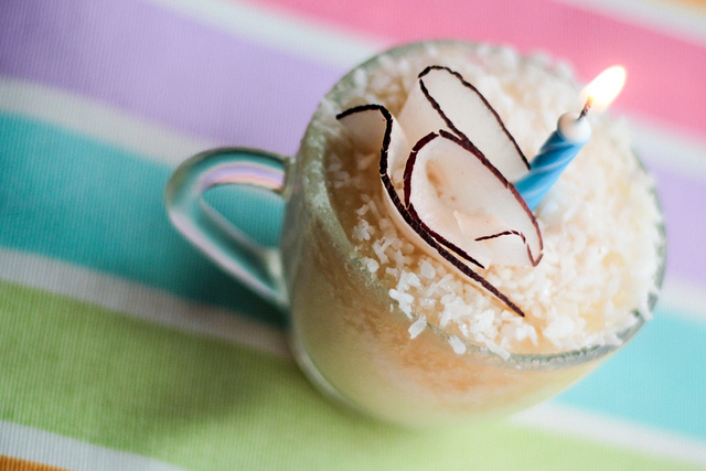 La mug cake al cioccolato bianco per una merenda golosa