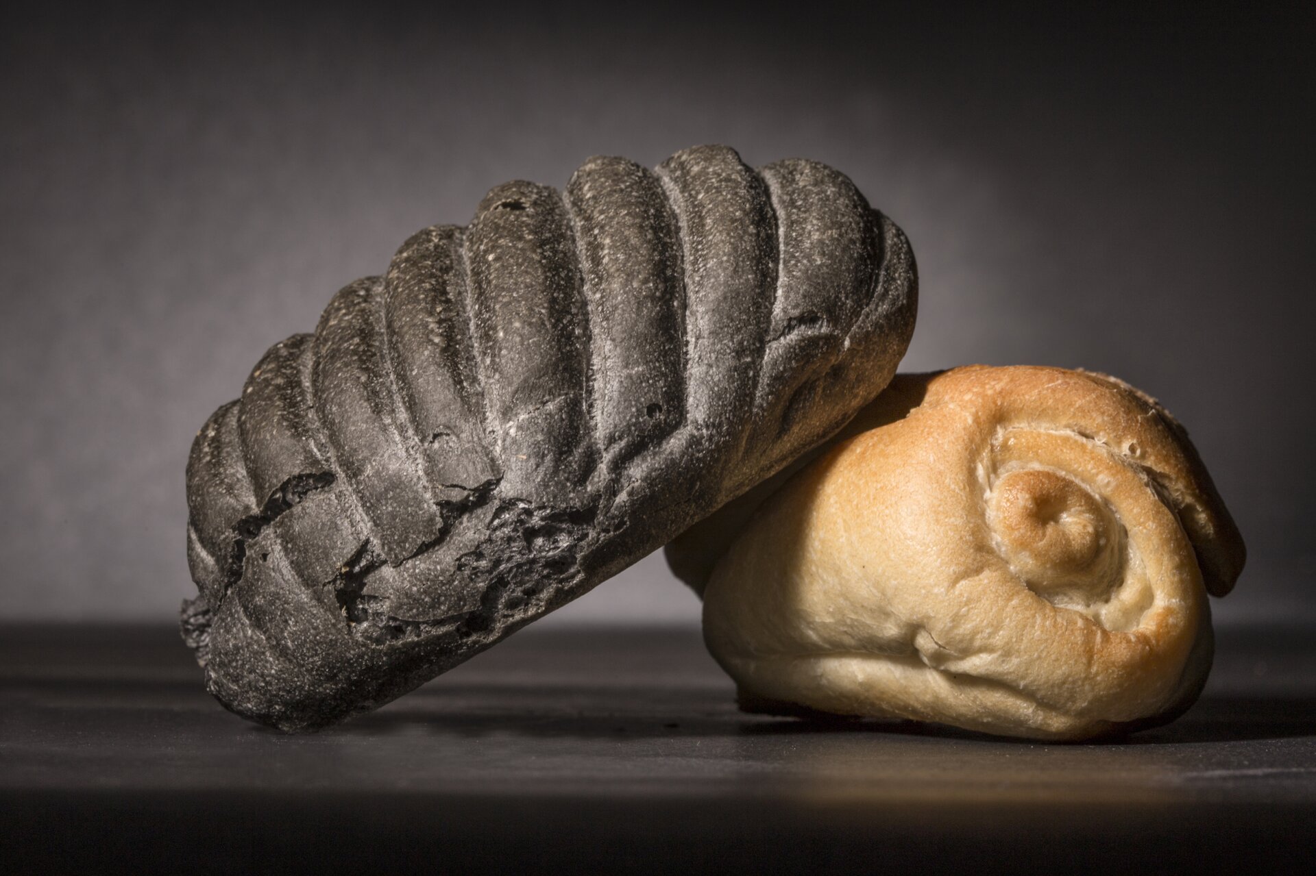 Il pane nero al carbone vegetale: fa bene? Le proprietà e la ricetta