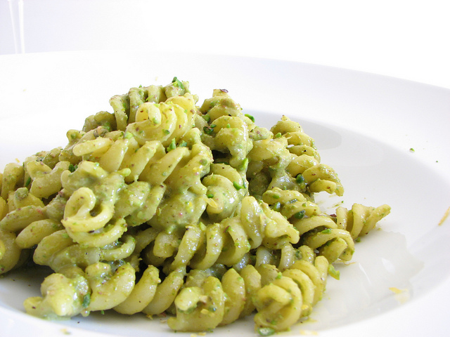 La pasta al pistacchio panna e pancetta per un primo ricco