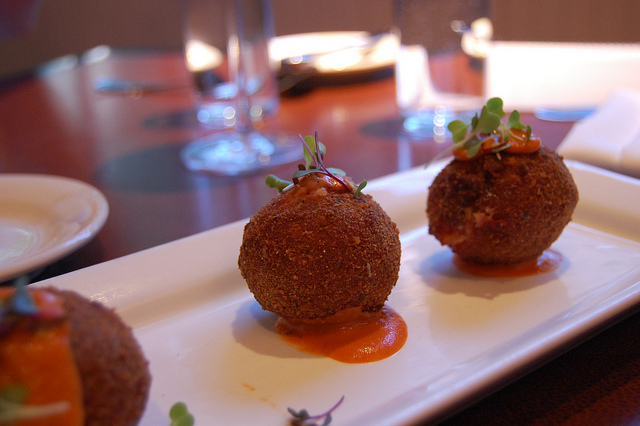 Le polpette di patate e carote con mozzarella per un secondo vegetariano