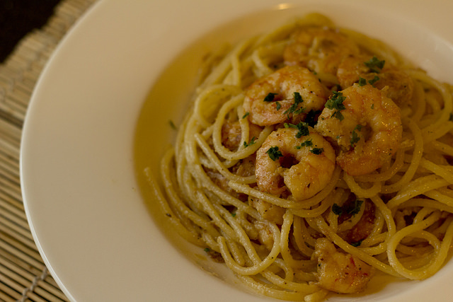 Gli spaghetti arancia e gamberetti per un primo diverso dal solito