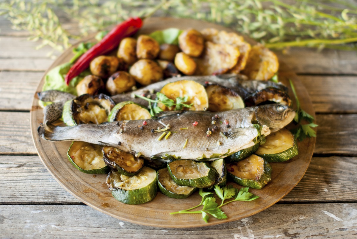 La trota salmonata al forno con patate: ecco la ricetta