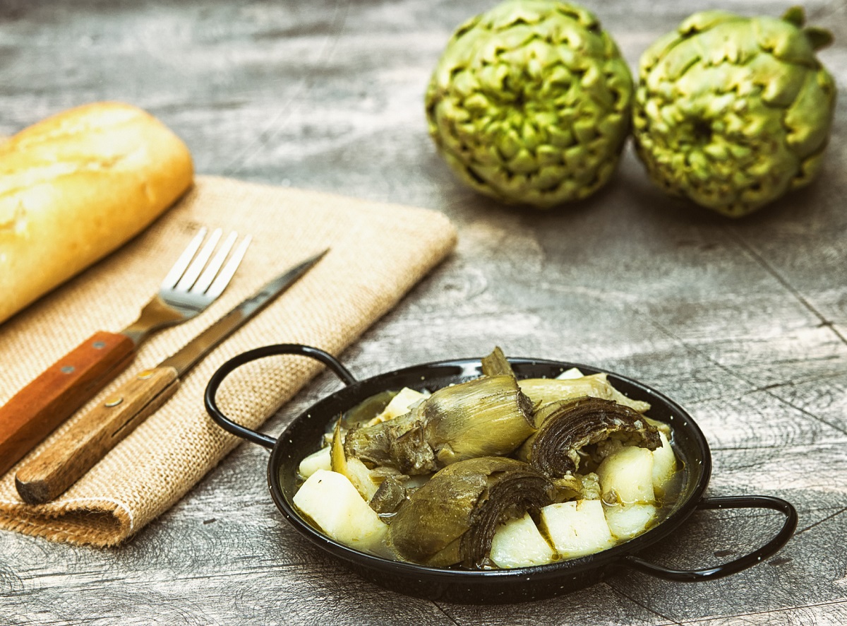 Il contorno di carciofi e patate con la ricetta facile