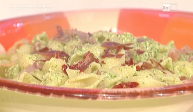 Conchiglie con spinaci, speck croccante e anacardi: la ricetta di Natalia Cattelani