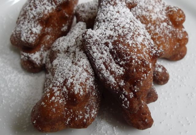 Ecco le frittelle con uvetta e mele con la ricetta golosa