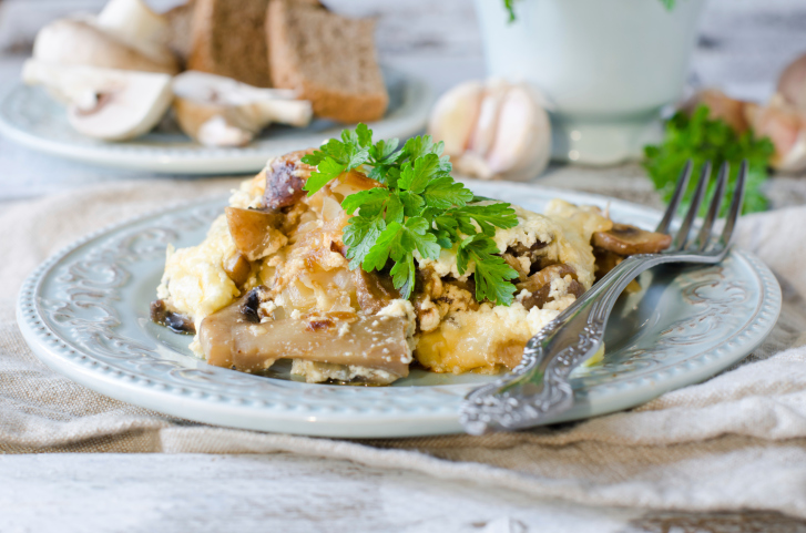 La pasta brisè con funghi e ricotta per un antipasto sfizioso