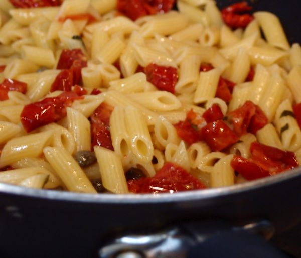 Come fare la pasta alle mandorle e pomodori secchi per un primo sfizioso