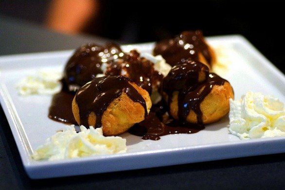 Profiteroles al cioccolato: la ricetta facile e golosa di Mario Ragona