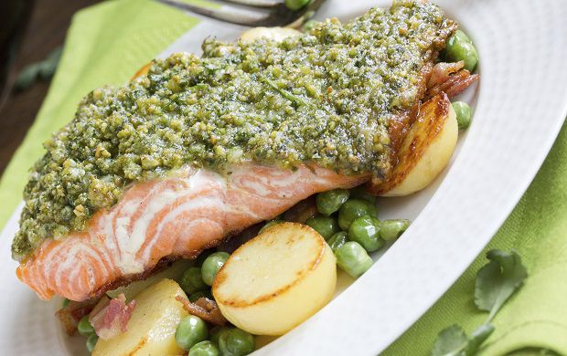 Salmone in crosta di pistacchi con humus di ceci: la ricetta di Natale Giunta