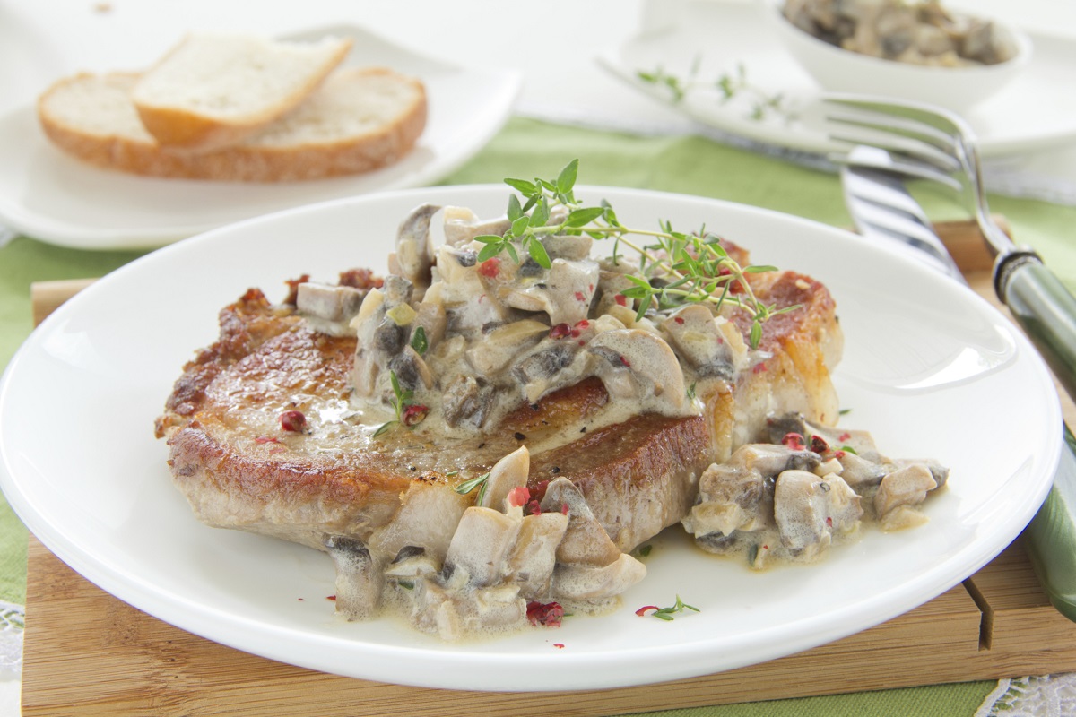 Le scaloppine di lonza con funghi e panna per un secondo delizioso